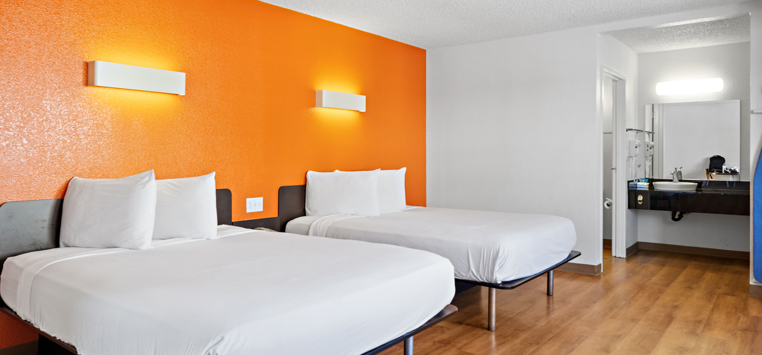 FIND COMFORTABLE GUEST ROOMS AT OUR DOWNTOWN CARLSBAD VILLAGE HOTEL