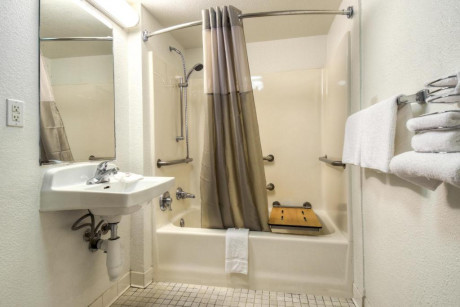 Carlsbad Village Inn - Accessible Bathroom